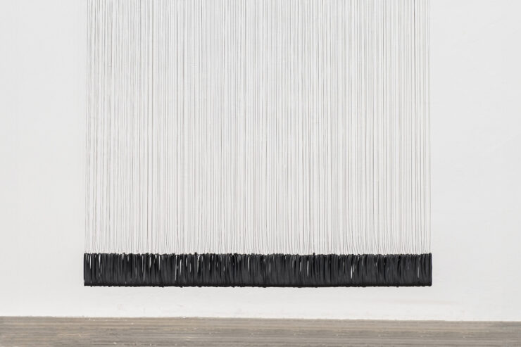 Installation aus Gummi und Draht