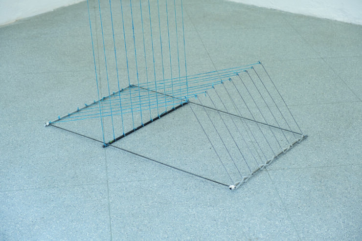 Installation aus Textil und Draht